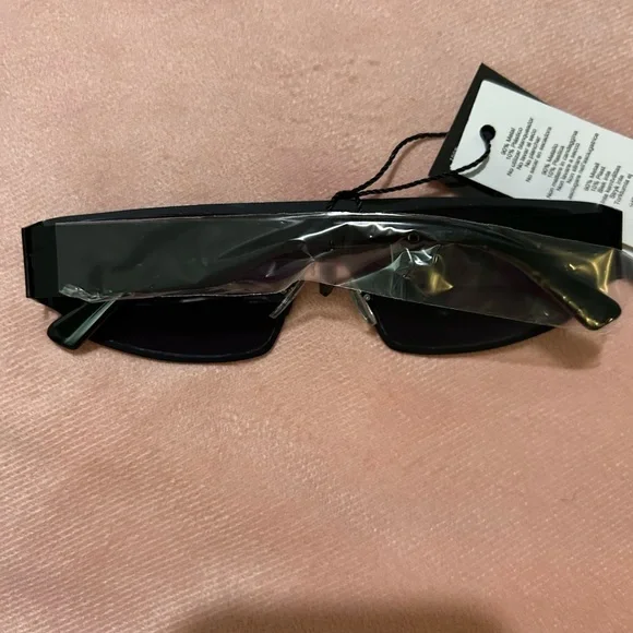 Pretty Little Thing Black Matte Metal Frame Slim Visor Sunglasses - Picture 5 of 8